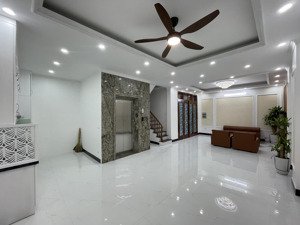 em chính chủ cần bán nhà tại 89 quan nhân, nhân chính. cách ô tô 10m. nhà đẹp thang máy ở luôn