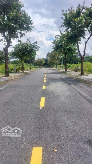 bán lô đất sổ đỏ cát lái invesco.quận 2.gần cụm trường học các cấp.dt 5x20m(100m2) giá 72 tr/m2.