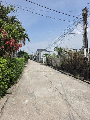 lô đất nằm trong khu dân cư . đất sạch, xây dựng tự do. cách đường hùng vương chỉ 150m. giá rẻ