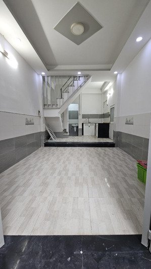 nhà 2 lầu vị trí trung tâm hẻm thông thoáng