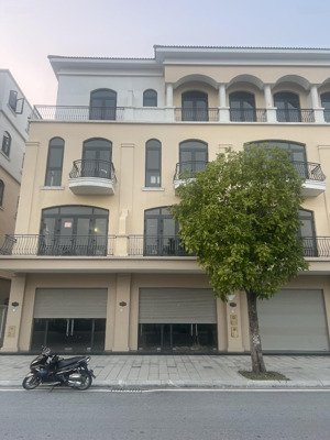 cần bán chà là 70 m2 nằm trên trục đường 20 mét đối diện trường học , sẵn sổ . hướng đông nam .