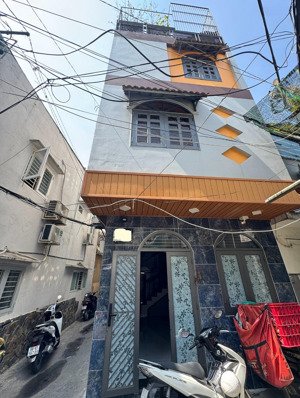 4 tầng lầu- mái đúc- cạnh phú nhuận- sát bình thạnh- nhà kiên cố .đg số 2- nguyễn kiệm