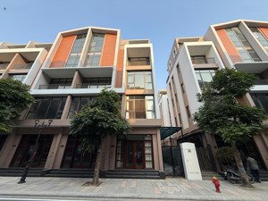cc cần bán gấp: shophouse đối diện chung cư, giá 9.x tỉ (x tiểu học) 56m2