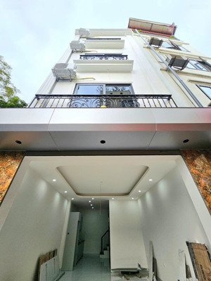 giá : 13.75 tỷ, có nhà mới, 50m2 x 6 tầng, thang máy, mặt kinh doanh, oto vào nhà, sát cv hoà bình