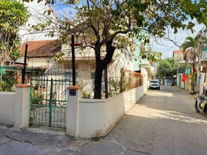 [ nhà đặng tất - góc 2 mặt tiền ]* hẻm ô tô thông, cách biển hòn chồng 500m giá : 9,1 tỷ