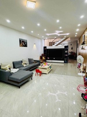 bán nhà đẹp sân đậu ôtô rộng trung tâm phường 8 vũng tàu. hẻm thẳng