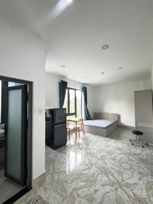 căn studio rộng rãi, full nội thất - cửa sổ trời siêu thoáng - nằm gần trường umt