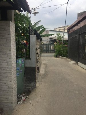 cần bán nhà 1 trệt, 1 lầu 2 phòng ngủ, 2 toilet, có sân đậu được xe hơi ở đường kha vạn cân