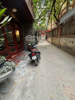 nhà đẹp lạc long quân ô tô 16chỗ qua nhà- nhà sang trọng như khách sạn - gara - ngõ thông - lô góc