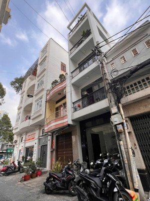 hẽm nội bộ 8m đường 3/2. diện tích : 3,5 x 18m. nở hậu.