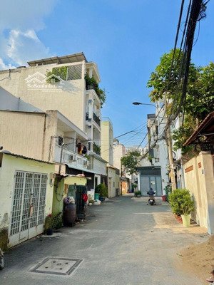 chỉ 11,5 tỷ, quá rẻ cho căn nhà 100m(5*20), 2 tầng, 2 mặt hxh, ngay sau gigamall, hbc, thủ đức.