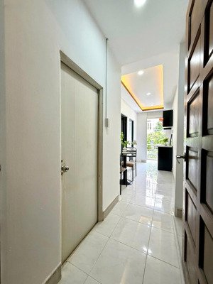 chính chủ cho thuê 2 phòng ngủ siêu thoáng gần quận 1 và hàng xanh