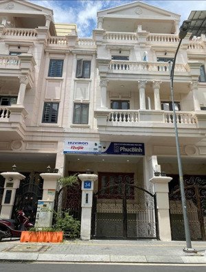 cho thuê nhà nguyên căn 1 trệt 1 hầm 3 lầu, full máy lạnh chính chủ, có thể vào liền