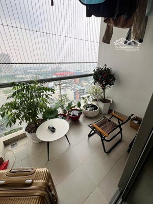 chính chủ bán river panorama quận 7- 2pn, 2wc- đã có sổ hồng- có hỗ trợ vay.các phòng ngủ có cửa sổ