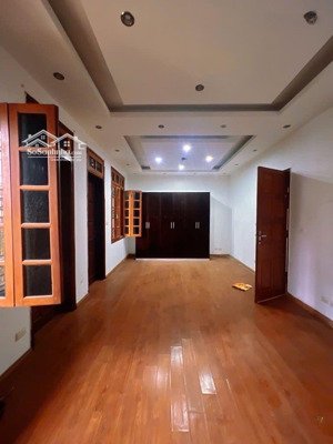 bán nhà ngay ngã tư sở - lô góc 2 thoáng - dân xây - ngõ thông - ô tô qua nhà- mặt tiền siêu đẹp