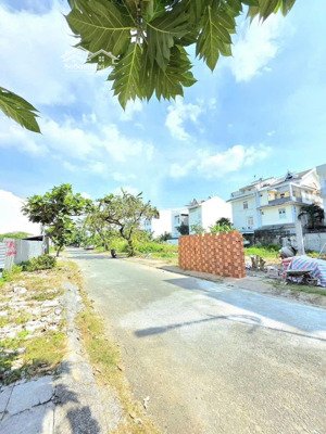 e chuyên bán đất nền đông thủ thiêm,duy nhất 2 lô có sổ diện tích 8x22m giá 105 tr/m lh 