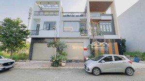 bán nhà phố đông hòa dĩ an sát làng đại học