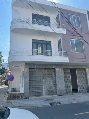 nhà 3 tầng 3 mê, 2 mặt tiền đường thanh hải, hải châu.
- diện tích: 77.7m2, dtsd: 180m2