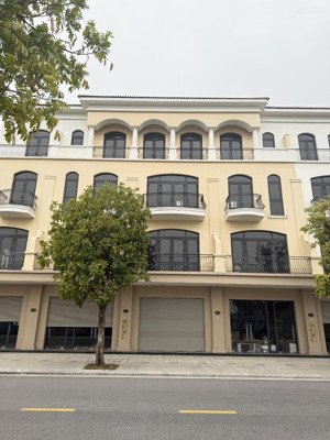 bán shophouse 70m hướng đông nam đường 20m, đối diện trường học & tttm nằm trên lối đi