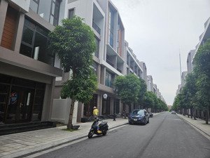 cần bán gấp căn liền kề vtđ7 dt 60m2 đông nam, đối diện grand world