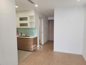 chính chủ cần cho thuê căn hộ ở tầng trung, view ngã tư nhộn nhịp, hướng thoáng mát