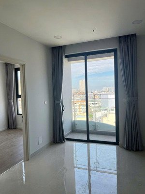 cần bán căn hộ 2pn , 61m2. giá 4,7 tỷ còn thương lượng. mặt tiền đường. mới 100%.