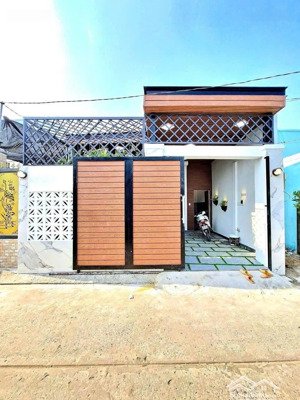 bán biệt thự sân vườn đẹp lung linh 2 tầng đào tông nguyên, nhà bè, 5mx21m,xe hơi trong nhà,5.68 tỷ