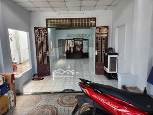 nhà ngay chợ hóc môn - dt khủng 128m2, đường 8m ô tô đỗ cả ngày - (5,6x23) giá hơn 4 tỷ xíu