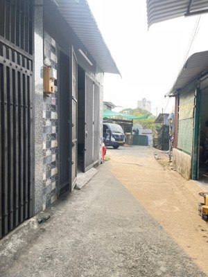 nhà mới.1tret, 1 lầu, dt 70m, ngang 5 dài ,14 hẻm xe hơi,2pn, 2wc. vị trí tạo niềm vui . cách 1 xẹc