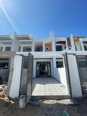 bán nhà mặt đường hương lộ 6 - ngay chợ thạnh phú - sẵn sàng đón tết - 600tr nhận nhà ở ngay