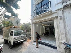 tin vip - hàng hiếm ô tô đỗ cửa
nhà mới xây 40m- x 4 tầng, ngõ thông rộng, ô tô 7 chỗ đỗ cửa,