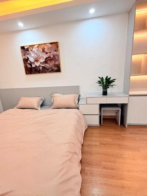 vĩnh hưng - 32m - 5 tầng full nội thất - cách mp 30m - 3 gác vào nhà . sổ đỏ chính chủ-