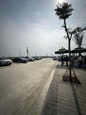 cần bán nhanh lô đất 90m2 , đường nhựa 20m , đói diện công viên 2.1ha , giá từ 26tr/m2