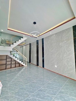 cho thuê gấp nhà 1 trệt 1 lầu mặt tiền hẻm văn phương, thuận tiện kinh doanh mua bán nhỏ trước nhà