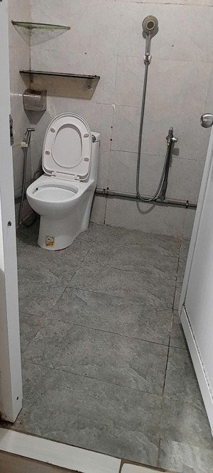 cần cho thuê căn hộ dịch vụ ở chung cư 12 võ văn kiệt. có phòng ngủ. có bếp, có nhà vệ sinh