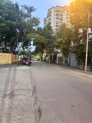 cần bán căn biệt thự thô tại việt hưng. 