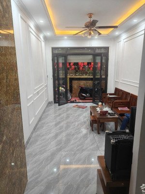 siêu đẹp bán nhà pháo đài láng, thang máy, gần chợ , bệnh viện , thông huỳnh thúc kháng 35mx6tầng