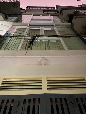 vị trí siêu đẹp,trung tâm q.10, cách mt hòa hưng 20m, dt 18m2, 4 lầu, dtsd 65m2,3 phòng ,4 toilet.