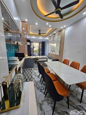 cạnh vinhome q9, nhà 3 tầng full nội thất xịn, đường xe tải thông, giá 5.18 tỷ.