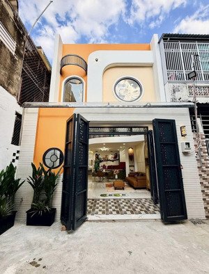 nhà phong cách độc lạ mà đẹp- ngang rộng 4,8m- 3 phòng ngủ- full nội thất