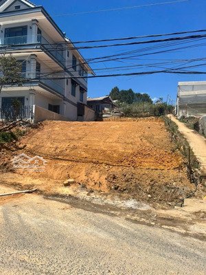 bán đất 2 mặt tiền trịnh hoài đức, phường 11 đà lạt, 300m2 giá ưu đãi.
