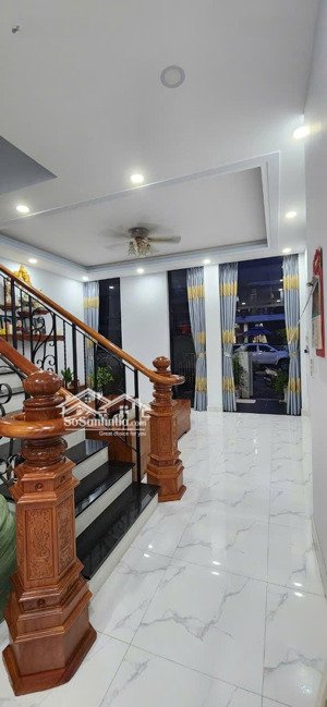 bán nhà 3 tầng - dt: 5.2m x16m - khu compound - đường xe hơi 2 chiều - 4 phòng ngủ - hơn 9 tỷ