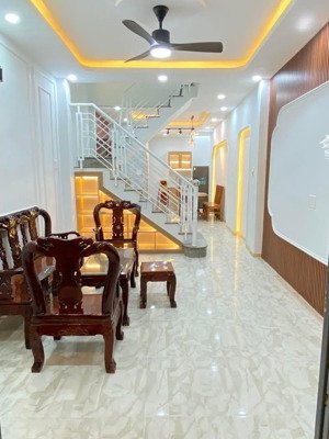 cô chủ cần tiền sửa nhà, bán gấp căn nhà quận tân phú.