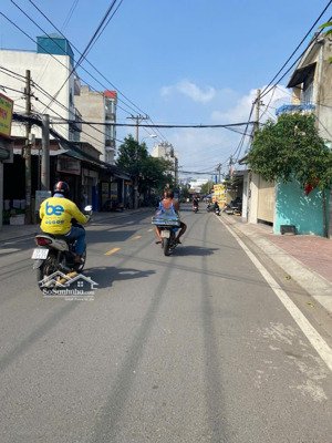 nhà 1 trệt lửng 4pn gần chợ hiệp bình, 65m2, đường xe hơi 4m, chào 5.8 tỷ có thương lượng