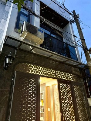 nhà mới- dọn vô ở ngay được- 2 tầng lầu kiên cố- sổ hồng riêng- hẻm sạch sẽ- đg số 8- thống nhất