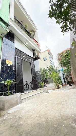 nhà chủ xây cực kỳ tâm huyết , khu vực phát triển mạnh diện tích cực lớn giá hiếm