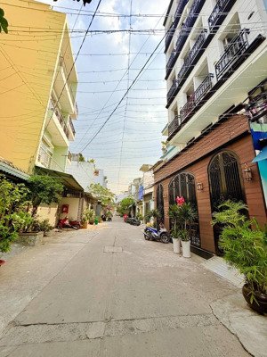 bán nhà luỹ bán bích, ngay ngã tư thoại ngọc hầu, diện tích 55m2 , 3 tầng, giá nhỉnh 5 tỷ.