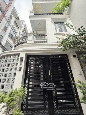 nhà phố hiện đại , tinh tế đường huỳnh văn bánh . nhà mới đón tết