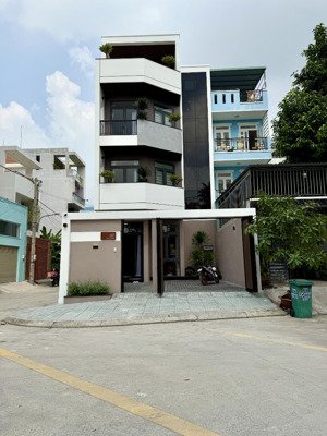 nhà góc 2mt đường thông thạnh lộc 37, dt:6,6x17m, trệt, 3 lầu, sân ô tô, 4pn, p.thờ, sân thượng.