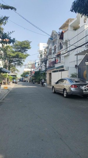 480m2 dtsd hxh 10m có lề 2,5m gần mặt tiền đường ngang 6m x19m nhà còn mới vô ở liền